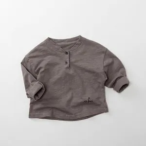 Detail eines Kinder-Henley-Shirts aus Flammbaumwolle mit Stickerei und Knopfleiste