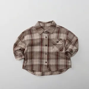 Détail de la chemise à carreaux marron et beige en coton avec poche et boutons précis