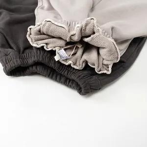 Pantaloni sportivi in cotone per bambini in grigio antracite e beige con vita elasticizzata