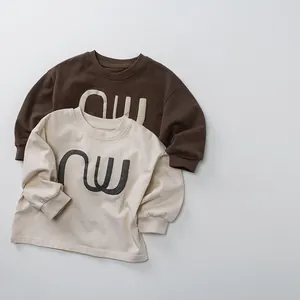 Détail de t-shirts à manches longues pour enfants avec poignets élastiques et imprimé