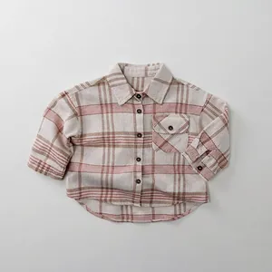 Détail d'une chemise à carreaux en coton doux avec poche poitrine boutonnée et texture
