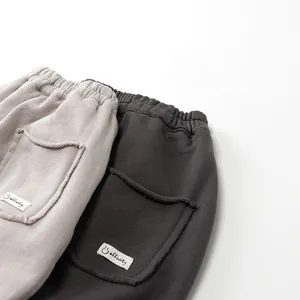 Dettaglio dei pantaloni in cotone con vita elastica ed etichette delle tasche Affinity