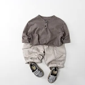 Kinder Langarmshirt aus Flammbaumwolle mit bedruckten Shorts und gestreiften Schuhen