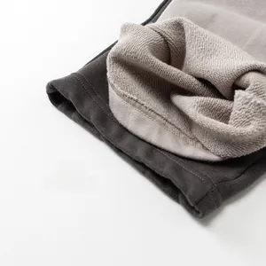 Dettaglio del tessuto french terry in cotone grigio antracite con cuciture pulite per bambini