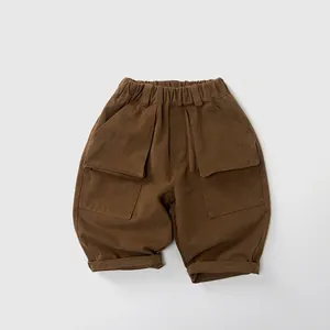Détail du pantalon cargo enfant en sergé de coton marron avec taille élastique et poches
