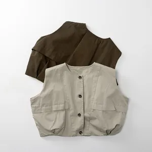 Détail d'un gilet en coton rétro marron foncé et beige clair avec boutons en bois