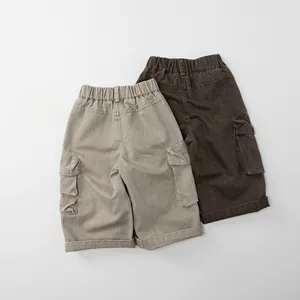 Détail du pantalon cargo enfant avec taille élastique et grandes poches latérales à rabat