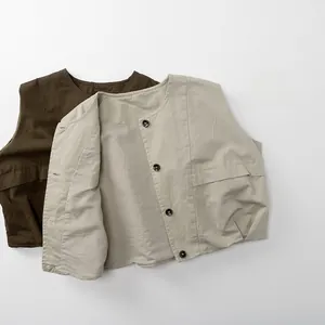 Détail de gilet en coton marron et beige avec poches cargo et col rond