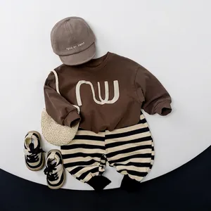 Haut décontracté pour enfants style japonais avec pantalon rayé et casquette