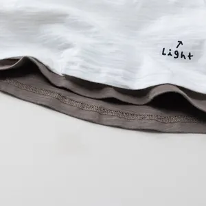 Detail eines Kinder T-Shirts aus Bambus-Baumwolle mit Stickerei und zweilagigem Saum-Design