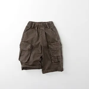 Détail du pantalon cargo enfant avec taille élastique et grandes poches latérales