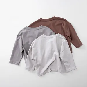 Gestapelte Kinder-Langarmshirts aus Baumwolle in Braun, Rauchgrau und hellem Lavendelgrau