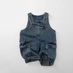 Détail de la salopette en jean pour enfant avec poche poitrine et rabats cargo métalliques