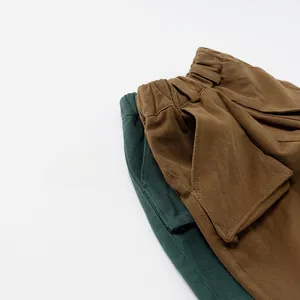 Détails de la taille élastique large et poches cargo sur pantalons en sergé de coton