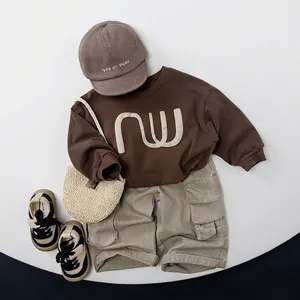 Tenue enfant pantalon cargo en coton avec sweat marron et accessoires assortis