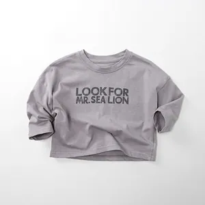 Detail eines weichen grauen Kinder-Langarmshirts aus Baumwolle mit Vintage-Print