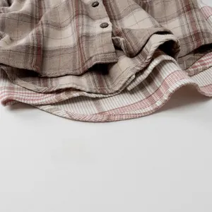 Gros plan sur le tissu à carreaux de la chemise en coton avec détails des boutons et coutures