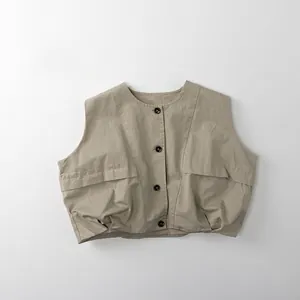 Détail d'un gilet kaki pour enfant avec col rond, boutons foncés et ourlet à plis