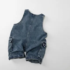 Salopette en jean ample pour enfants bleu foncé avec poches cargo et coutures à l'arrière