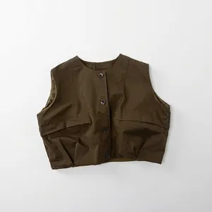 Détail du gilet utilitaire en coton kaki avec poches et quatre boutons bruns