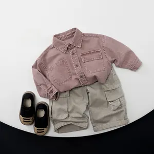 Mise à plat de chemise rose en coton et short cargo kaki pour enfants avec baskets