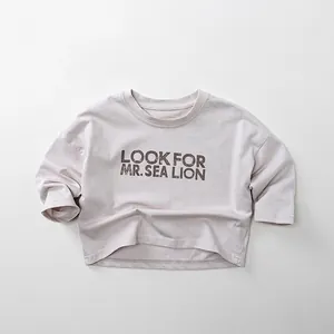 Detail eines weichen Baumwoll-Langarmshirts für Kinder mit grauem Seelöwen-Aufdruck