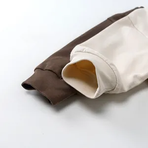 Vue détaillée des poignets en tricot côtelé élastique sur des t-shirts de qualité enfant