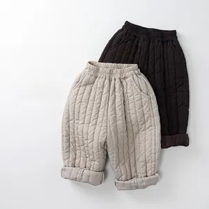 Détail du pantalon matelassé pour enfant en beige et marron avec taille élastique