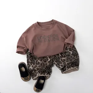 Minimalistisches Kinder-Baumwoll-T-Shirt mit Leopard-Hose und Schuhen im Set