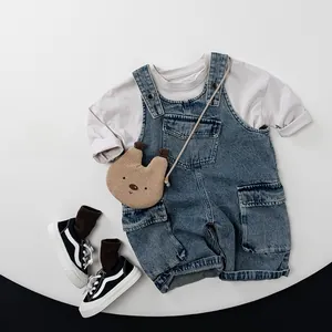 Salopette en jean pour enfant avec t-shirt à manches longues et sac à bandoulière ours