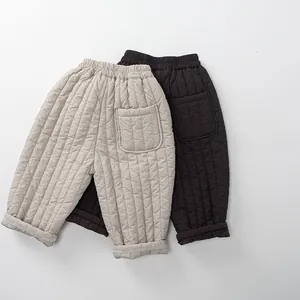 Détails de pantalon matelassé pour enfant avec taille élastique et tissu doux