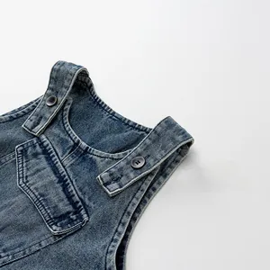 Vue détaillée d'une salopette en jean pour enfant avec bretelles et poche