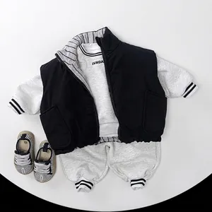 Wende-Steppweste für Kinder mit grauem Sunday-Sweatshirt und passender Jogginghose