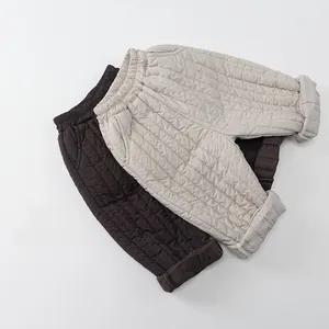 Détail du pantalon matelassé pour enfant avec texture ondulée et taille élastique