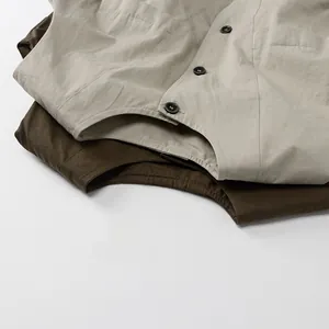 Détail de gilets en coton et lin avec boutons noirs en beige et vert olive