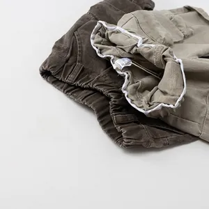 Détail de la taille élastique des pantalons cargo en coton marron et kaki pour enfants