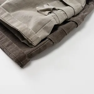 Détail de la texture en coton sergé et des poches sur ce pantalon cargo pour enfants