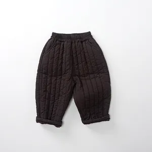 Détail de la texture matelassée et de la taille élastique du pantalon en coton pour enfants