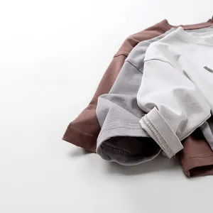 Detail von drei Baumwollshirts mit hochwertigen Nähten und weicher Stofftextur