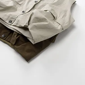Vue détaillée de gilets pour enfants beige et vert olive avec boutons sombres élégants