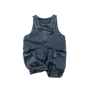 Salopette en jean ample pour enfants avec poches et bretelles réglables en bleu délavé