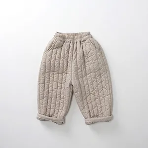 Vue détaillée du pantalon matelassé pour garçon avec taille élastique et texture de couture