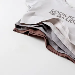 Detail der Baumwollstoffstruktur und des bedruckten Ausschnitts für Kinder-T-Shirts