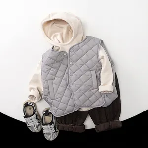 Ensemble gilet matelassé enfant avec gilet gris, sweat beige et pantalon d'hiver brun