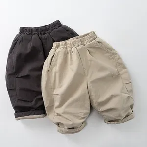Vue détaillée du pantalon sarouel pour enfants doublé polaire en kaki et gris