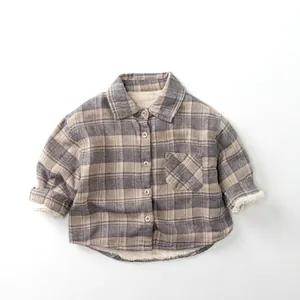 Détail d'une chemise à carreaux pour enfant avec doublure sherpa chaude et boutonnage