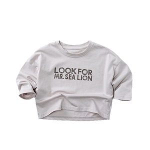 Minimalistisches Langarmshirt für Kinder aus Baumwolle in Beige mit Seelöwen-Aufdruck