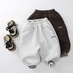 Détail de pantalon enfant doublé polaire avec broderie Sunday et taille élastique
