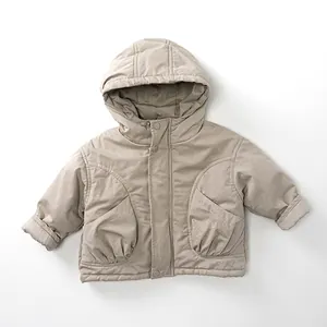 Dettaglio della giacca invernale bimbi con cappuccio, bottoni e ampie tasche curve