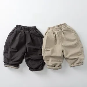 Détail de la doublure polaire chaude et taille élastique de ce pantalon large enfant